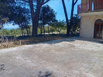 Villa in pietra vista mare con giardino