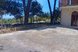 Villa in pietra vista mare con giardino