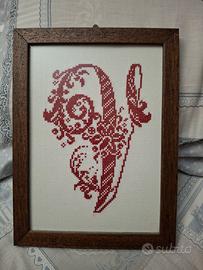 quadretto a punto croce con lettera V