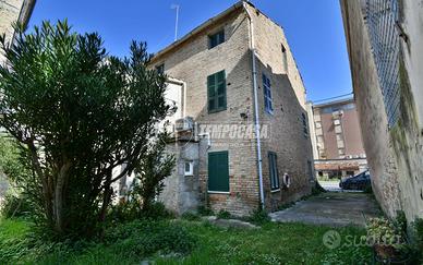 CASA SINGOLA CON AMPIO GIARDINO