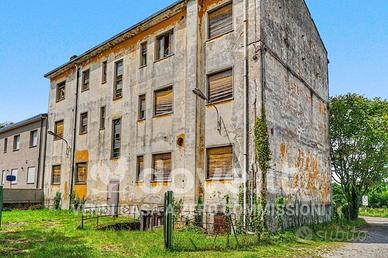 Palazzo / Stabile di 800 m² con più di 5 locali a 