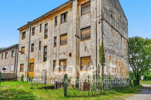 Palazzo / Stabile di 800 m² con più di 5 locali a 