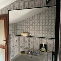 Specchio con cornice in legno nera