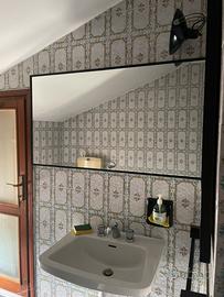 Specchio con cornice in legno nera