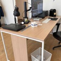 Scrivania con sedia ergonomica