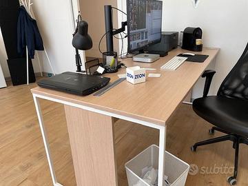 Scrivania con sedia ergonomica