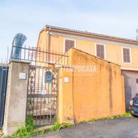 PORZIONE DI VILLA BIFAMILIARE IN VIA DELL'ACQUA FE