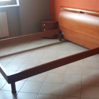 Mobili in legno color ciliegio