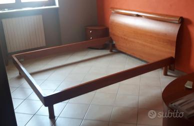 Mobili in legno color ciliegio