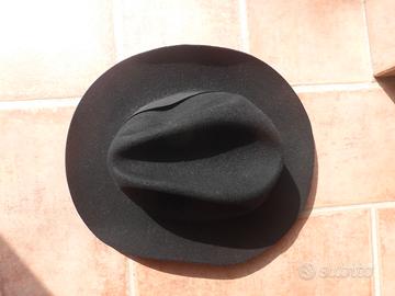 Cappello nero in feltro