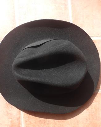 Cappello nero in feltro