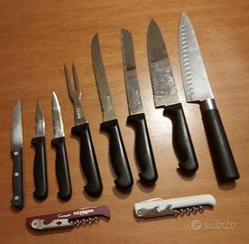 Coltelli nuovi e due cavatappi 