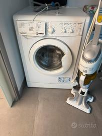 Lavatrice Indesit + Scopa Rowenta Lava e Aspira
