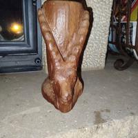 Tazza in legno con testa di capra di montagna