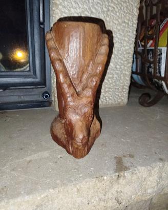 Tazza in legno con testa di capra di montagna