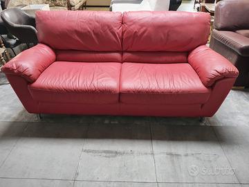 Divano rosso 2 posti tenuto benissimo