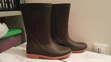 Stivali in gomma di colore verde n. 36