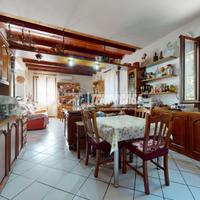 Soluzione indipendente con ampio giardino, cantina