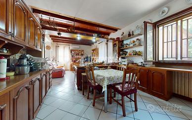 Soluzione indipendente con ampio giardino, cantina