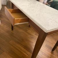 Tavolo in legno con rivestimento effetto marmo