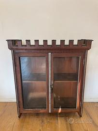 Credenza antica in stile gotico