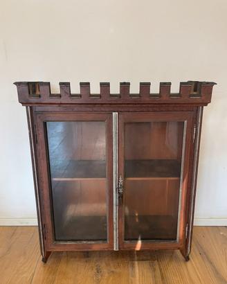 Credenza antica in stile gotico