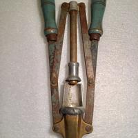 Vecchia imbottigliatrice manuale