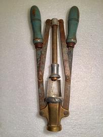 Vecchia imbottigliatrice manuale