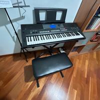 Yamaha con tasti semipesati completa di accessori