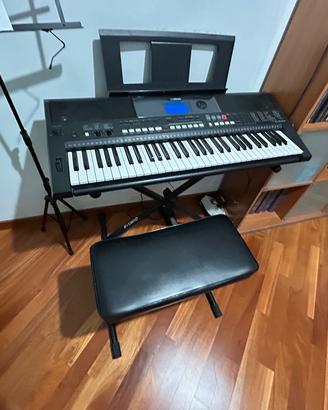 Yamaha con tasti semipesati completa di accessori