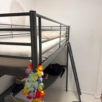 Letto con scrivania  sotto e materasso