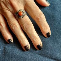 Anello con pietra rossa e color argento