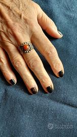 Anello con pietra rossa e color argento
