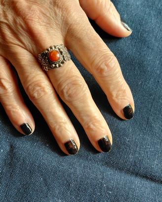 Anello con pietra rossa e color argento