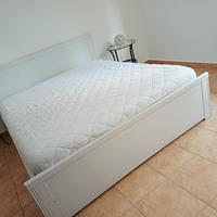 Letto matrimoniale Ikea con cassetti contenitori.