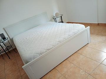 Letto matrimoniale Ikea con cassetti contenitori.