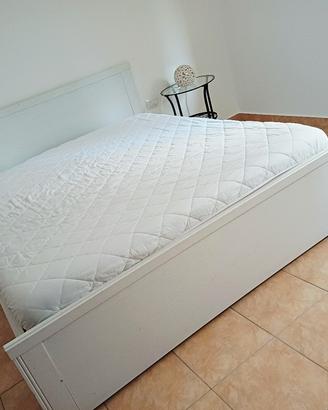 Letto matrimoniale Ikea con cassetti contenitori.