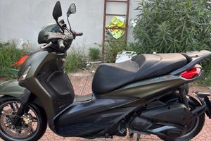 Piaggio Beverly S verde militare opaco