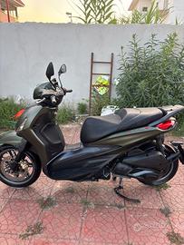 Piaggio Beverly S verde militare opaco