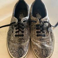 Due paia di scarpe: Vans e Puma