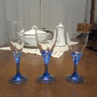 serie di bicchieri in vetro con base color blu 