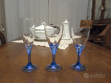 serie di bicchieri in vetro con base color blu 