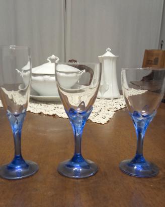 serie di bicchieri in vetro con base color blu 