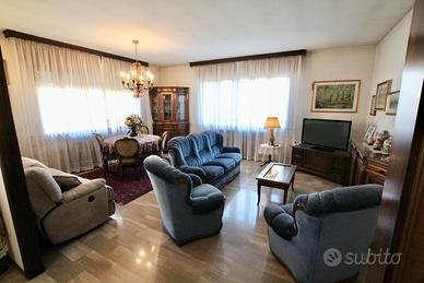 Soggiorno completo stile classico in legno