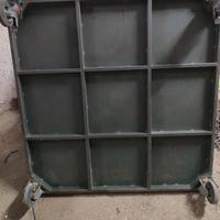carrello  in ferro con ruote 
