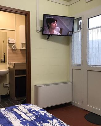 4 Camera con bagno, letto sigolo, cucinino, mese