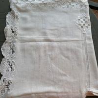 Antichi centrini in lino e pizzo lavorati a mano