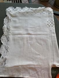 Antichi centrini in lino e pizzo lavorati a mano
