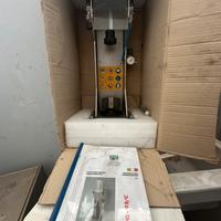 Tappatrice corona soffiatrice per imbottigliamento