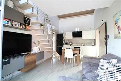 Attico moderno su due livelli con terrazzo